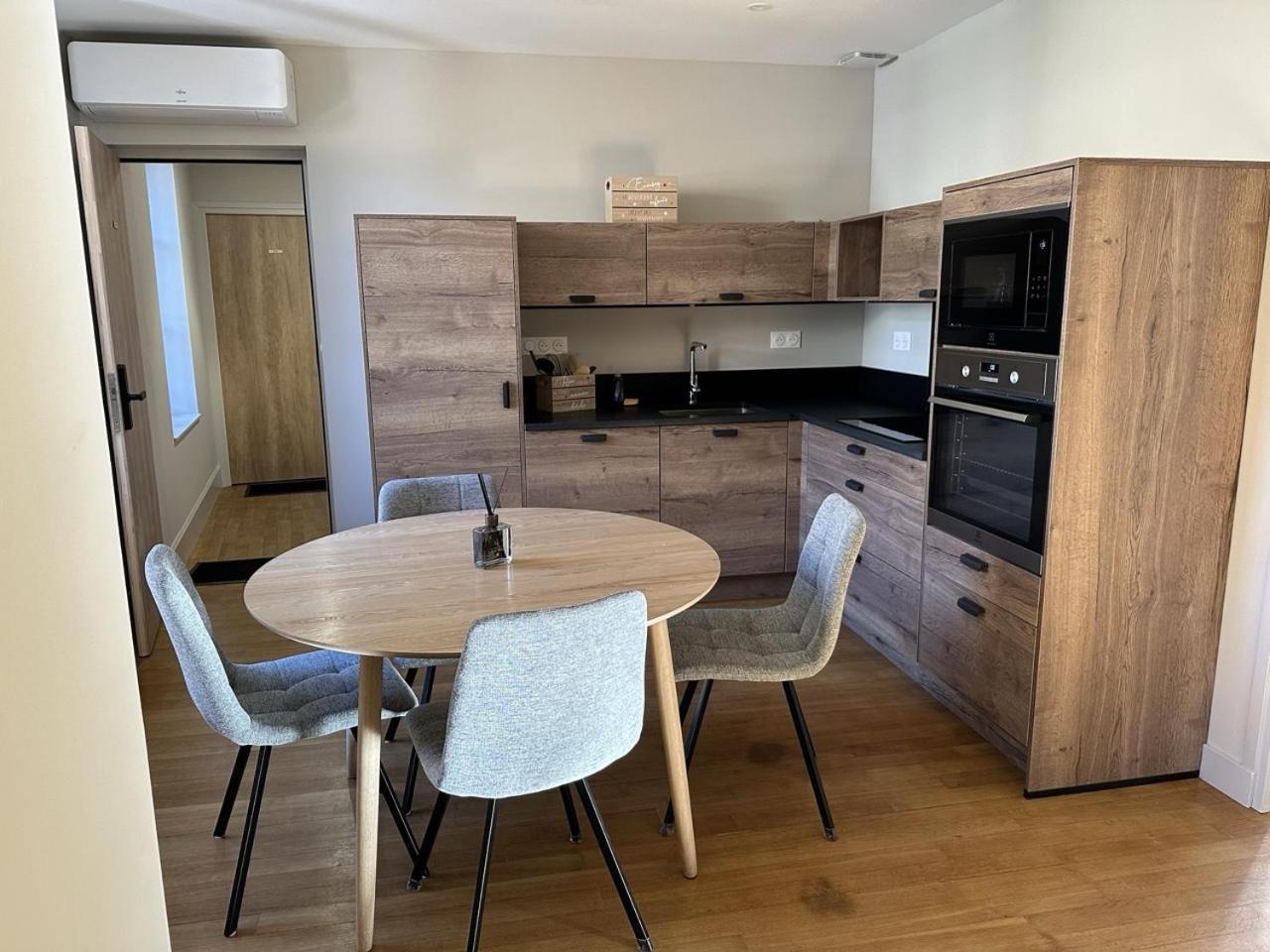 Les Suites Gueguen Chablis Room photo